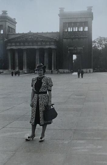 Am gepflasterten Königsplatz posiert Tante Kläre vor den Propyläen.