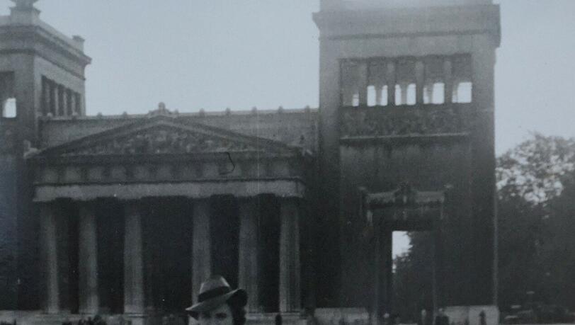Am gepflasterten Königsplatz posiert Tante Kläre vor den Propyläen. Am gepflasterten Königsplatz posiert Tante Kläre vor den Propyläen.
