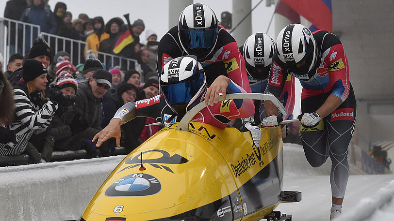 Die deutschen Bobfahrer Johannes Lochner und sein Team Joshua Bluhm, Christopher Weber und Christian Rasp starten in den Eiskanal von Winterberg.