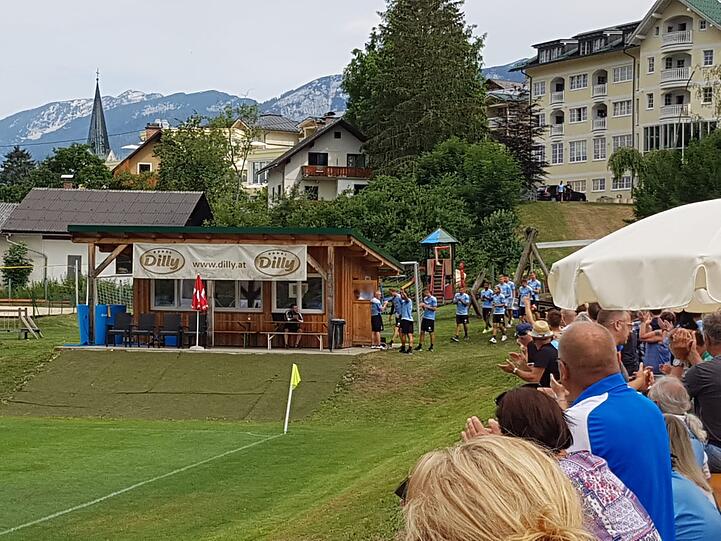 Die Löwen-Fans gratulieren Geburtstagskind Simon Seferins.