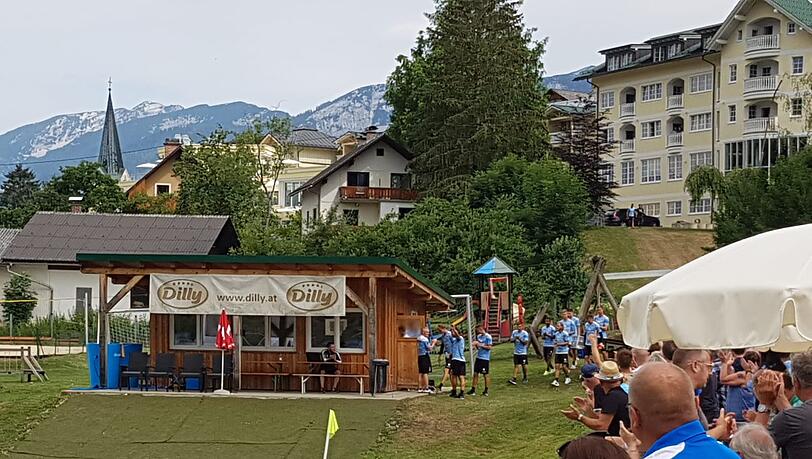 Die Löwen-Fans gratulieren Geburtstagskind Simon Seferins. Die Löwen-Fans gratulieren Geburtstagskind Simon Seferins.