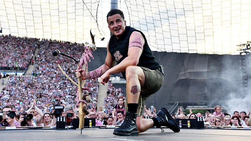 Volle Hütte im Olympiastadion: Andreas Gabalier rockte am Samstagabend in München vor 72.000 Zuschauern. Klicken Sie sich durch die Konzert-Bilder.