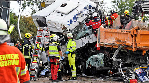 Spezialkräfte im Einsatz: Einer der Lastwagen hatte Klebstoffe geladen und war als Gefahrguttransporter gekennzeichnet.
