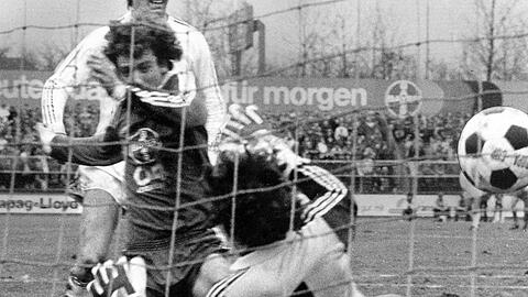Öklands zweiter Streich gegen Bayerns Keeper Manni Müller.