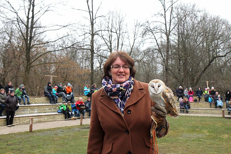 Die Greifvogel-Show im Tierpark hat jetzt eine richtige Zuschauertribüne bekommen. Am Dienstag wurde sie eröffnet.
