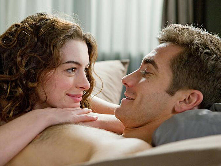Um keinem anderen Menschen zur Last zu fallen, gehen Jamie Randall (Jake Gyllenhaal, r.) und Maggie Murdock (Anne Hathaway, l.) nur eine rein sexuelle Beziehung ein. Aber Liebe kann man nicht planen ...