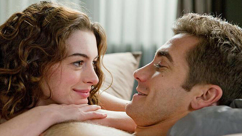 Um keinem anderen Menschen zur Last zu fallen, gehen Jamie Randall (Jake Gyllenhaal, r.) und Maggie Murdock (Anne Hathaway, l.) nur eine rein sexuelle Beziehung ein. Aber Liebe kann man nicht planen ... Um keinem anderen Menschen zur Last zu fallen, gehen Jamie Randall (Jake Gyllenhaal, r.) und Maggie Murdock (Anne Hathaway, l.) nur eine rein sexuelle Beziehung ein. Aber Liebe kann man nicht planen ...