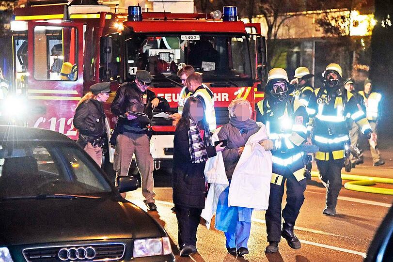 Das Feuer brach nachts im dritten Stock aus. Die Bewohner des Hauses wurden vermutlich im Schlaf überrascht.