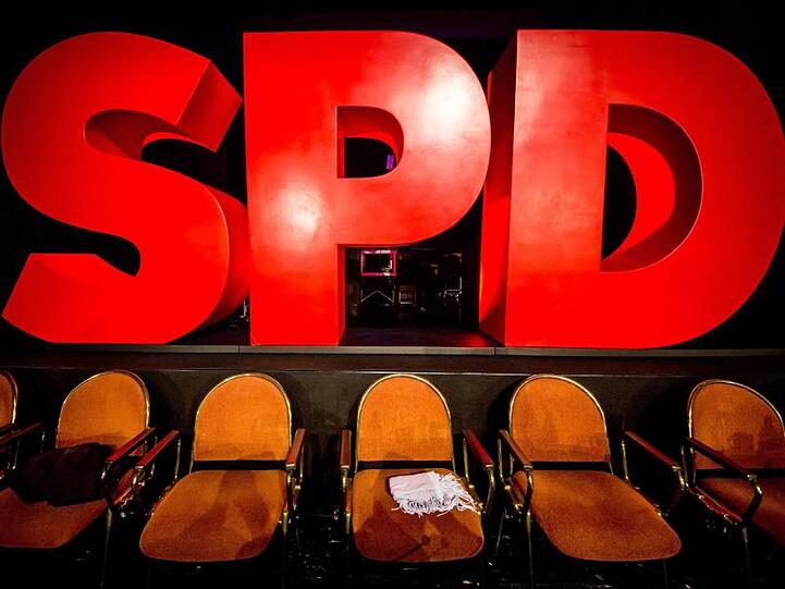 Riesige Buchstaben bilden das Logo der Partei. Foto: Christoph Schmidt/dpa