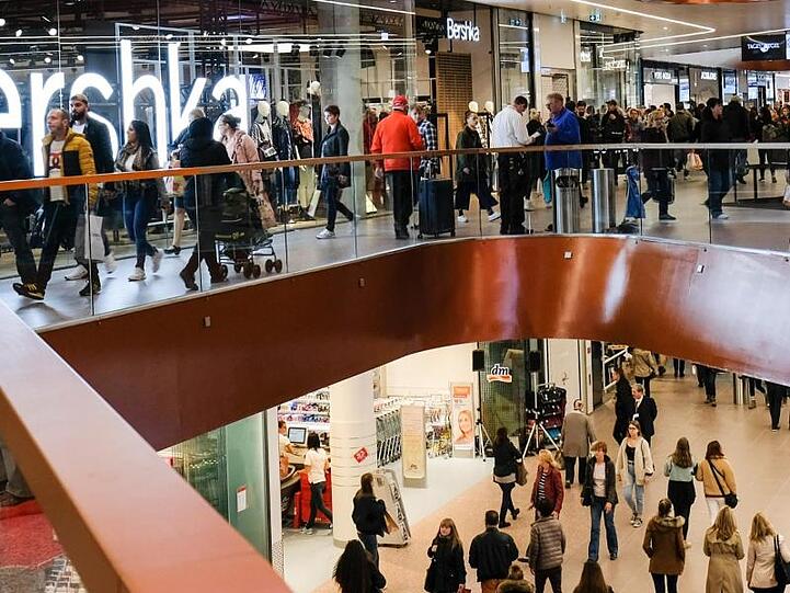 Kunden gehen durch ein Einkaufszentrum. Foto: Jens Kalaene/zb/dpa/Archivbild
