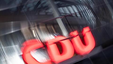 Das CDU Logo an der Parteizentrale, dem Konrad-Adenauer Haus in Berlin.