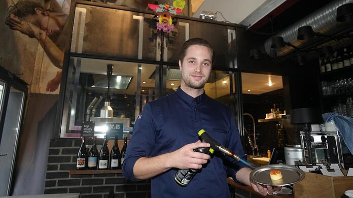 Felix Adebahr kocht ab sofort im Mural. Das Restaurant im Muca-Museum ist unkonventionell. Gemeinsam mit seinem Team hat er ein Menü entwickelt, das ausschließlich mit regionalen Zutaten auskommt. Da ist viel Kreativität gefragt.
