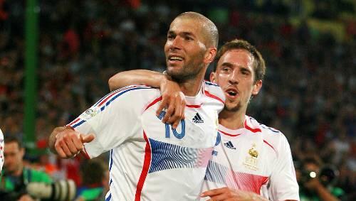 Jubelten bei der WM 2006 gemeinsam: Franck Ribéry (r.) und Zinedine Zidane. Jubelten bei der WM 2006 gemeinsam: Franck Ribéry (r.) und Zinedine Zidane.