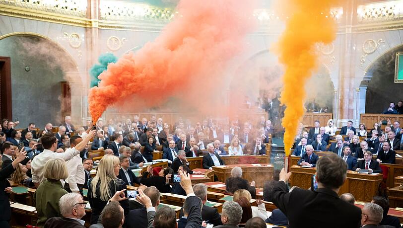 Begleitet von Rauchbomben, die Abgeordnete der Oppositionspartei Momentum im Plenarsaal entfachten, hat Ungarns Parlament ein Verbot der alljährlichen Pride-Paraden beschlossen, bei denen Menschen für die Rechte nicht heterosexueller Lebensformen demonstrieren.