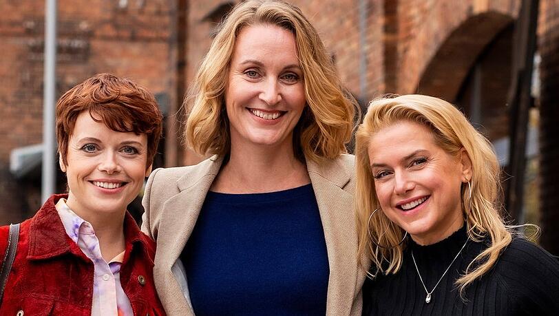"Die Heiland - Wir sind Anwalt": Große Harmonie am Set (v.l.) Sina Reiß (Rolle: Assistentin Tilly Vogel), Christina Athenstädt (Rolle: Anwältin Romy Heiland) und Rückkehrerin Jeanette Biedermann (Rolle: Musikerin Jenny Wehran).