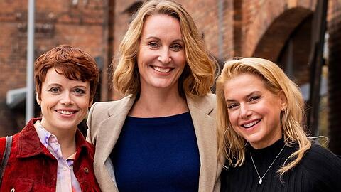 "Die Heiland - Wir sind Anwalt": Große Harmonie am Set (v.l.) Sina Reiß (Rolle: Assistentin Tilly Vogel), Christina Athenstädt (Rolle: Anwältin Romy Heiland) und Rückkehrerin Jeanette Biedermann (Rolle: Musikerin Jenny Wehran).