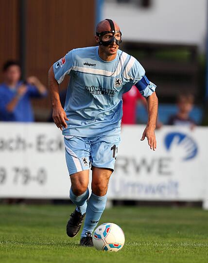 Der TSV 1860 kommt beim Landesligisten Aichach zu einem mühsamen 3:1. Neben Necat Aygün feiert auch Collin Benjamin sein Comeback. Und Ersatzkeeper Tank durfte Stürmer spielen. Die Bilder von der Partie.