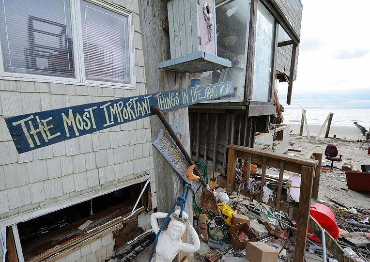 Nach Wirbelsturm &bdquo;Sandy&ldquo; gelten in New York sämtliche Ausnahme-Regelungen. Der Sturm ist zwar weitergezogen, doch Alltag herrscht noch lange nicht. Zu groß sind die Schäden. Die Bilder