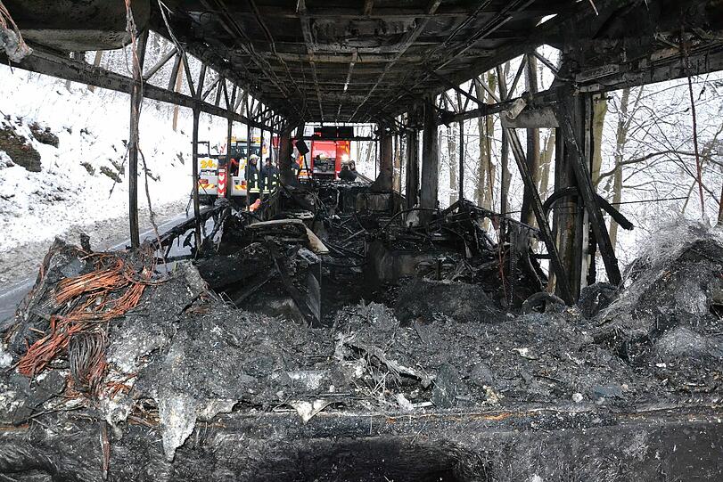 Der Linienbus fing plötzlich Feuer und brannte völlig aus.