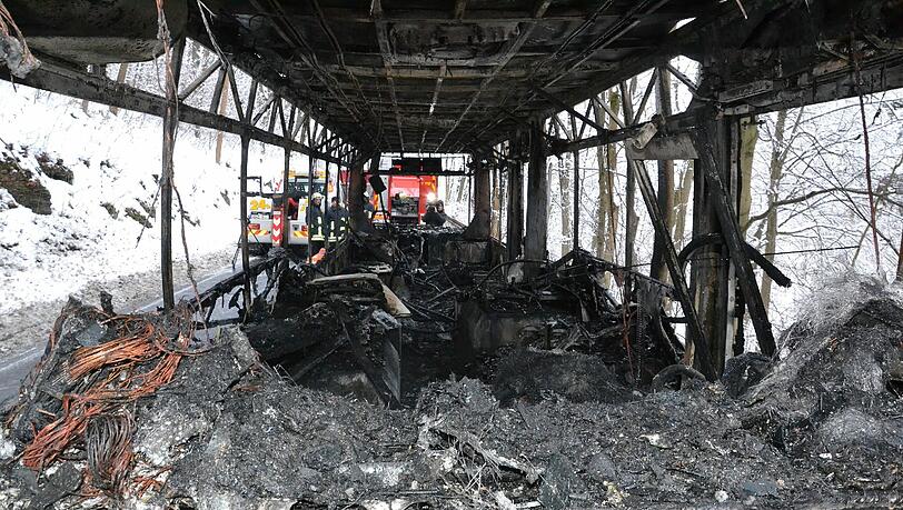 Der Linienbus fing plötzlich Feuer und brannte völlig aus. Der Linienbus fing plötzlich Feuer und brannte völlig aus.