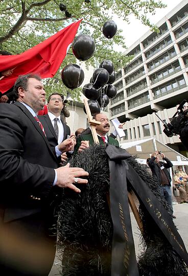NSU-Prozess am 06.05.2013 am Landgericht München. Mitglieder der BIG-Partei legen einen schwarzen Kranz für die NSU-Opfer vor dem Gericht nieder.
