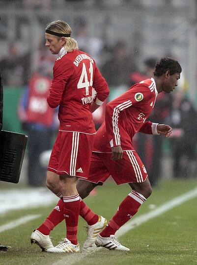 David Alaba (seit 2008 bei Bayern): In der zweiten Mannschaft trainiere ein junger Mittelfeldspieler, der ziemlich gut sei, berichtete Hermann Gerland seinem neuen Chef Louis van Gaal während dessen erster Tage in München. Van Gaal sah ihn sich an, ging zu Gerland: &bdquo;Der ist nicht gut. Der ist sehr gut!&ldquo; &ndash; und lud Alaba zu einem Training ein. &bdquo;Für mich sind Sie ein Außenverteidiger&ldquo;, eröffnete van Gaal alsbald dem verdutzten Alaba, der bisher immer im Mittelfeld gekickt hatte. Im Februar 2010 feierte Alaba (Foto: Rauchensteiner/AK) im Pokal gegen Fürth sein Debüt bei den Profis. Nationalspieler Österreichs war er da schon. Nach einem Lehrhalbjahr in Hoffenheim holte ihn Heynckes 2011 zurück. Heute ist Alaba einer der besten &ndash; wenn nicht der beste &ndash; Linksverteidiger der Welt.