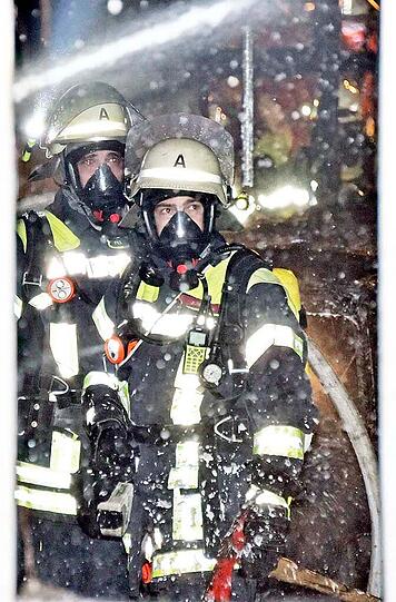 Die Bilder vom Feuerwehreinsatz in Krailling: Das Feuer ist in einer Autowerkstatt ausgebrochen, etliche Luxus-Fahrzeuge wurden beschädigt, der Schaden beläuft sich auf rund zweieinhalb Millionen Euro.