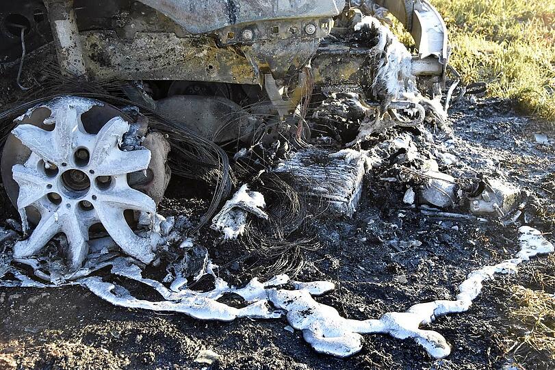 Bei dem Brand auf einem Bauernhof entstand ein erheblicher Sachschaden. Zwei Bewohner wurden verletzt.