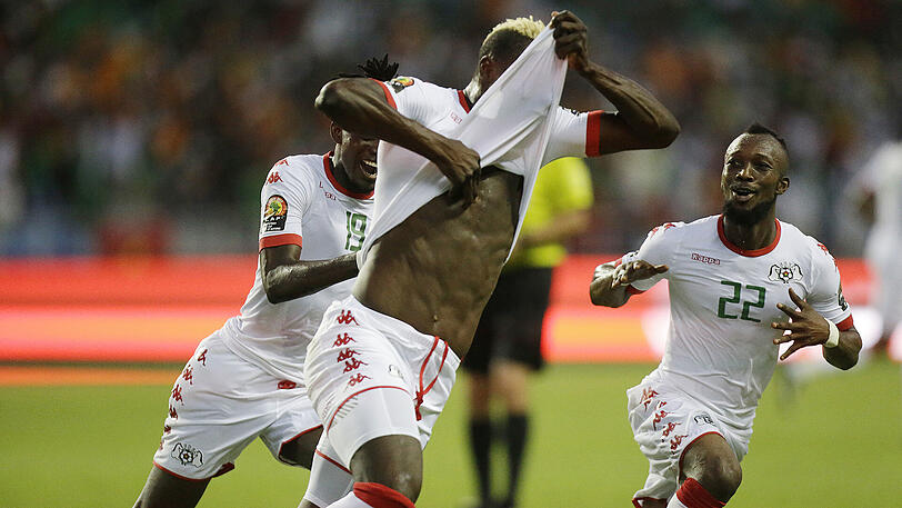 Aristide Bance (Mitte) jubelt über sein Tor für Burkina Faso zum 1:0 im Viertelfinale gegen Tunesien.
