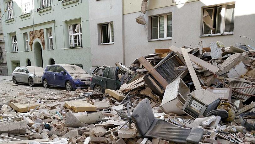 In der Wiener Innenstadt ist es am Mittwoch zu einer heftigen Explosion gekommen. Betroffen waren 22 Wohnungen, in denen 42 Menschen gemeldet waren. Mindestens 14 Menschen wurden dabei verletzt. In der Wiener Innenstadt ist es am Mittwoch zu einer heftigen Explosion gekommen. Betroffen waren 22 Wohnungen, in denen 42 Menschen gemeldet waren. Mindestens 14 Menschen wurden dabei verletzt.