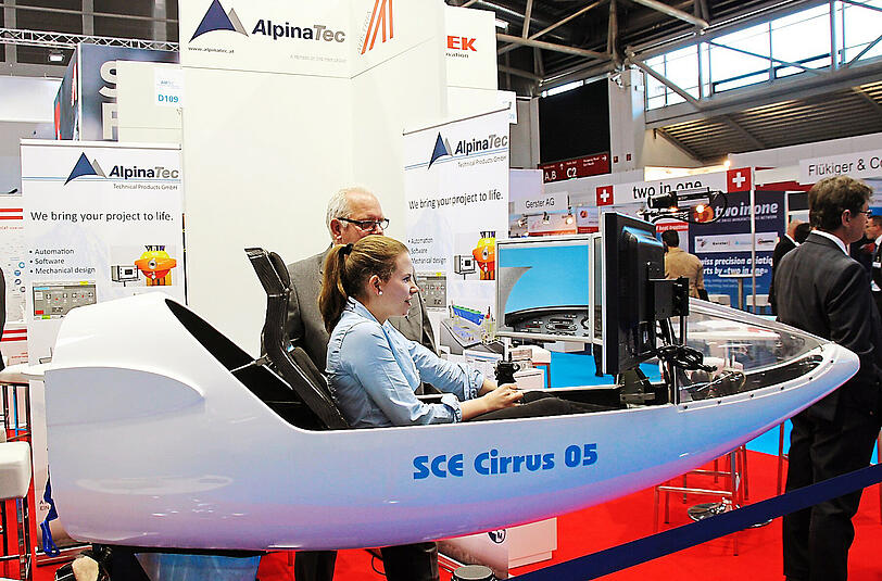 Fast wie fliegen: AZ-Reporterin Lisa Marie Albrecht versucht sich im Segelflugsimulator.