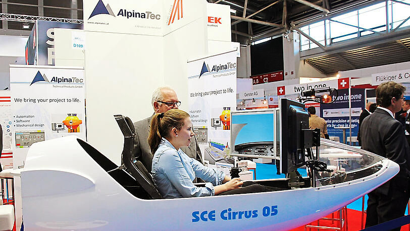 Fast wie fliegen: AZ-Reporterin Lisa Marie Albrecht versucht sich im Segelflugsimulator. Fast wie fliegen: AZ-Reporterin Lisa Marie Albrecht versucht sich im Segelflugsimulator.