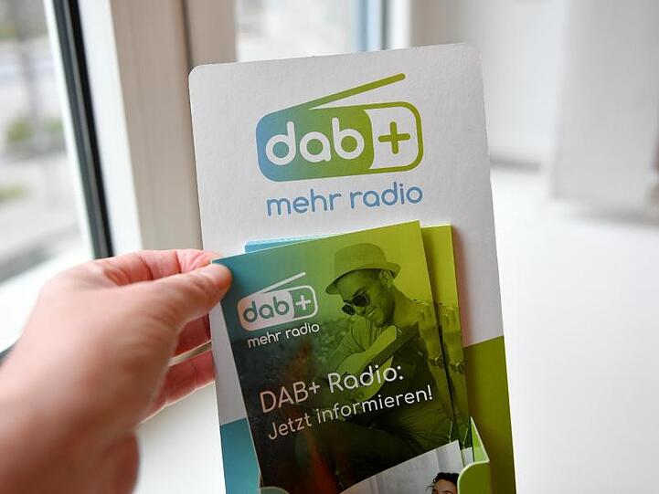 Informationsbroschüren zum DAB+ Radio in einem Aufsteller. Foto: Jens Kalaene/dpa-Zentralbild/ZB/Symbolbild