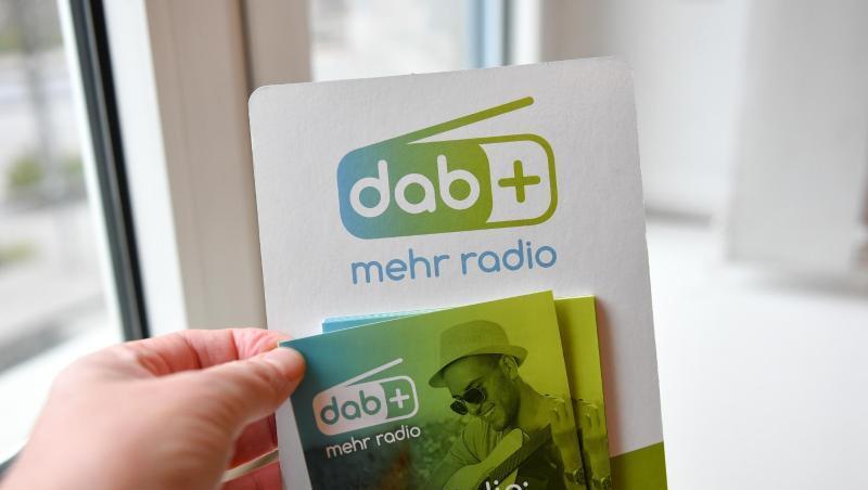 Informationsbroschüren zum DAB+ Radio in einem Aufsteller. Foto: Jens Kalaene/dpa-Zentralbild/ZB/Symbolbild Informationsbroschüren zum DAB+ Radio in einem Aufsteller. Foto: Jens Kalaene/dpa-Zentralbild/ZB/Symbolbild