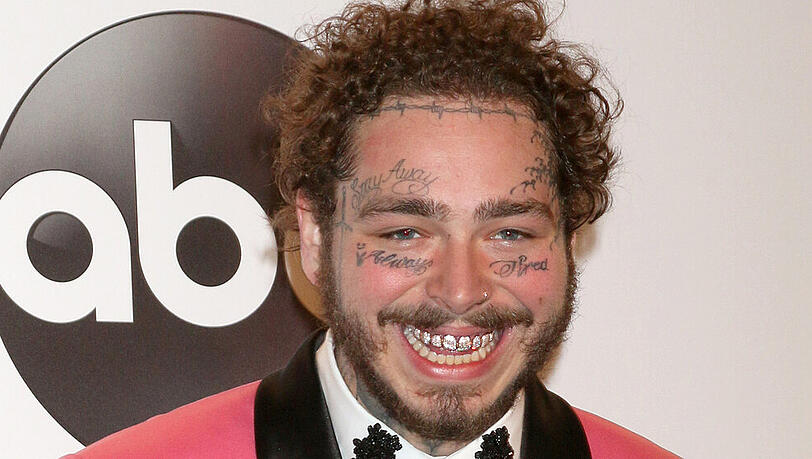 Post Malone trägt jetzt kurzgeschorene Haare. Post Malone trägt jetzt kurzgeschorene Haare.