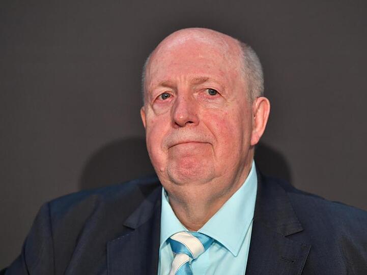 Der frühere Fußball-Manager Reiner Calmund würde die Spielergehälter reduzieren.