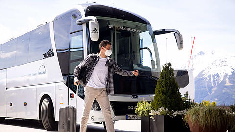 Willkommen in Tirol: Bayern-Star und Nationalmannschaftsrückkehrer Thomas Müller bei der Ankunft in Seefeld.