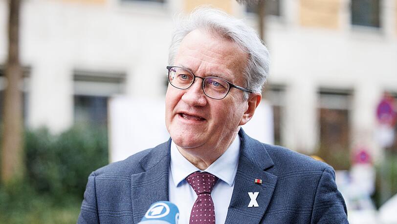 Der Opfersprecher Matthias Katsch gibt ein Statement vor der Presse ab.