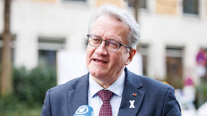 Der Opfersprecher Matthias Katsch gibt ein Statement vor der Presse ab.
