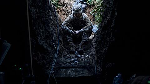 Ein ukrainischer Soldat der 3. Separatistenbrigade ruht sich nahe der Front bei Bachmut aus.