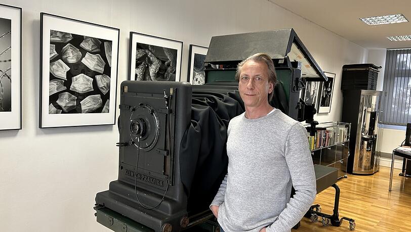 Josef Dreisörner in seinem Schwabinger Atelier neben der Reprokamera aus dem Jahr 1957. Obwohl sich die Technik längst weiterentwickelt hat, setzt er auf das alte Modell - die Fotos kann er nicht nachbearbeiten. Damit bildet er einen Gegenpol zum gegenwärtigen Trend der starken Fotobearbeitung. Josef Dreisörner in seinem Schwabinger Atelier neben der Reprokamera aus dem Jahr 1957. Obwohl sich die Technik längst weiterentwickelt hat, setzt er auf das alte Modell - die Fotos kann er nicht nachbearbeiten. Damit bildet er einen Gegenpol zum gegenwärtigen Trend der starken Fotobearbeitung.