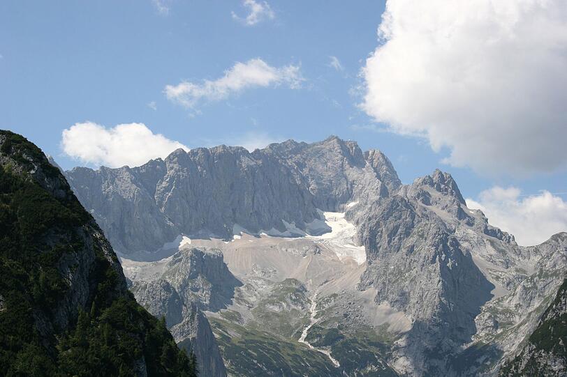 Zudem befinden sich drei Gletscher an der Zugspitze: der Höllentalferner (Bild), der Südliche Schneeferner und der Nördliche Schneeferner. Die zunehmende Erderwärmung ist eine Bedrohung für die Gletscher. Dabei bleibt der Höllentalferner durch seine Lage im Schatten der Felsen von der Gletscherschmelze etwas verschont. Führungen bieten einen interaktiven Erlebnisweg und eine Rodelpartie. Zudem befinden sich drei Gletscher an der Zugspitze: der Höllentalferner (Bild), der Südliche Schneeferner und der Nördliche Schneeferner. Die zunehmende Erderwärmung ist eine Bedrohung für die Gletscher. Dabei bleibt der Höllentalferner durch seine Lage im Schatten der Felsen von der Gletscherschmelze etwas verschont. Führungen bieten einen interaktiven Erlebnisweg und eine Rodelpartie.