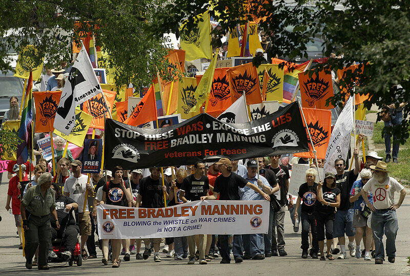 Demonstranten mit Bradley-Manning-Masken sehen in dem US-Gefreiten einen Helden.