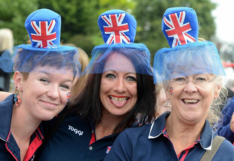 Nicht nur die Sportler, auch die Fans gaben in den vergangenen zwei Wochen bei den olympischen Spielen in London richtig Gas. Mal ausgefallen und verrückt, mal einfach nur traditionell, aber immer mit einem Lächeln im Gesicht - hier sehen Sie die schönsten Impressionen von den Tribünen.
