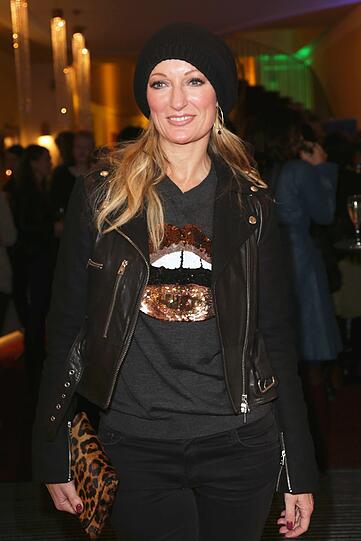 Schwarze Jeans, Lederjacke, Leo-Clutch: Monika Gruber mal ganz anders. Die Bilder von der Premiere "HUBERT UND STALLER - DIE INS GRAS BEISSEN"