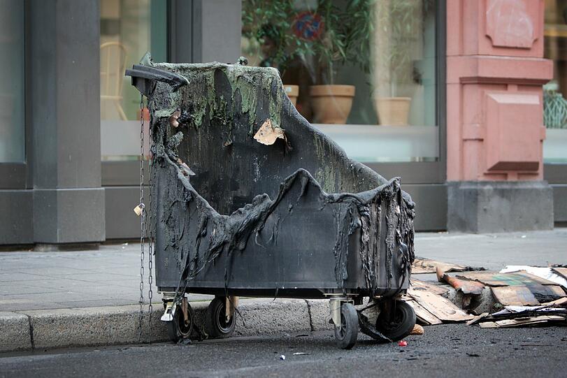 Brennende Barrikaden, Autos in Flammen, vermummte Steinewerfer - die Demonstrationen der Blockupy-Aktivisten geraten in Frankfurt außer Kontrolle.
