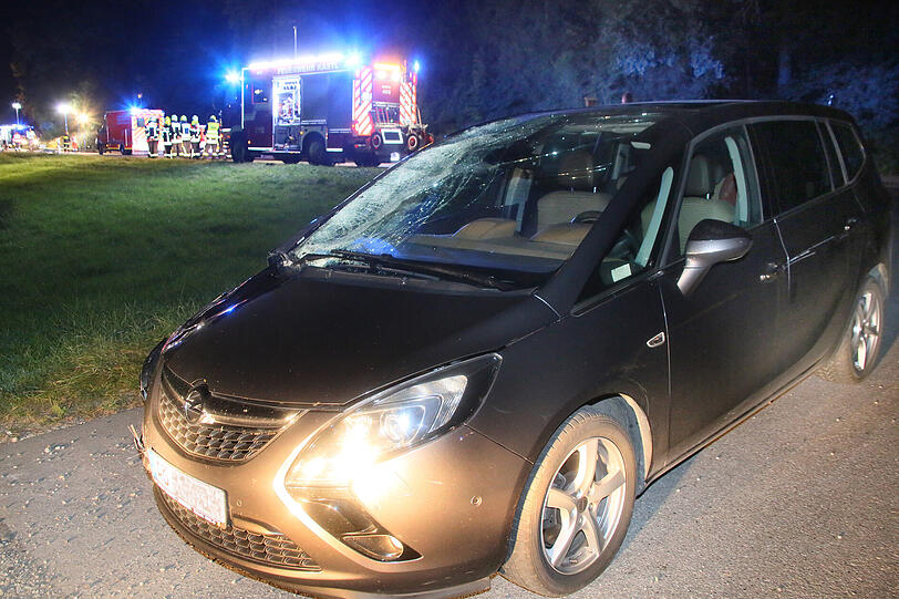 Horror-Crash in Altötting: Ein Opel-Fahrer erfasst acht Rennradfahrer und verletzt diese teils schwer - ein Mann stirbt noch an der Unfallstelle. Die Bilder zum Unfall sehen Sie hier.