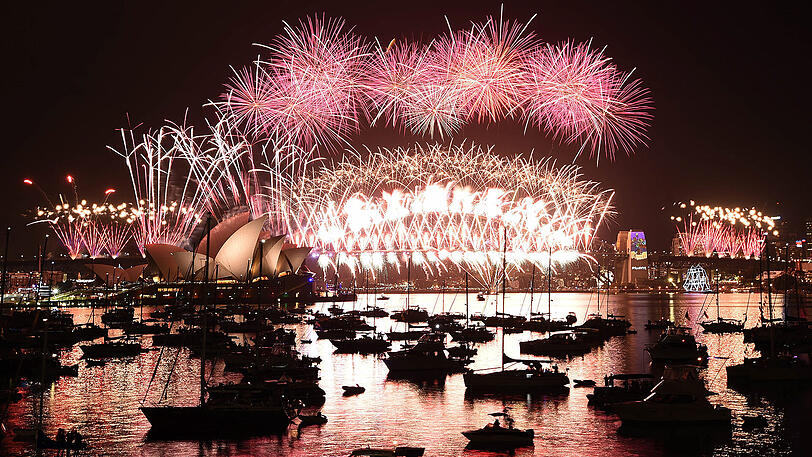 Willkommen 2017! Australien begrüßt das neue Jahr: Im Hafengelände der australischen Metropole Sydney rund um das berühmte Opernhaus versammelten sich mehr als eine Millionen Menschen, um den besten Blick auf das Feuerwerksspektakel zu haben.
