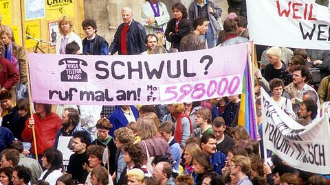 Beratung gab es früher nur beim Rosa Telefon &ndash; hier machen Teilnehmer des Christopher Street Day auf dieses Ehrenamtsprojekt aufmerksam.
