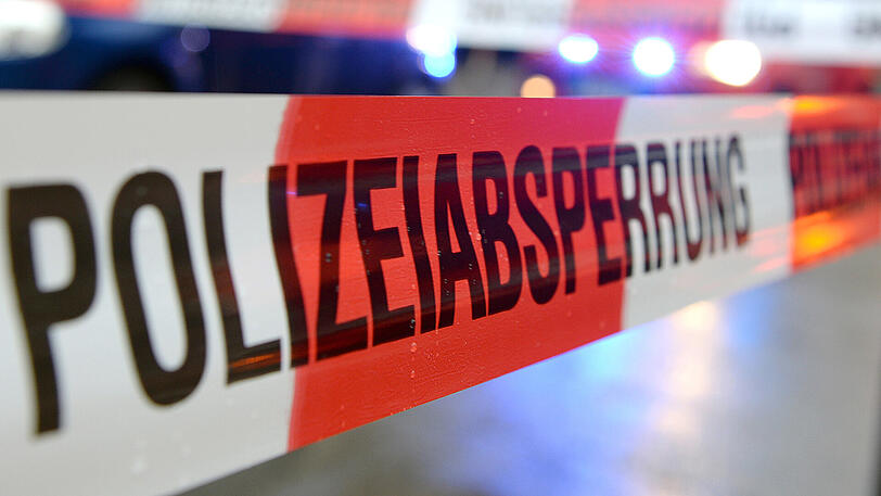 Absperrband der Polizei an einem Tatort (Symbolbild).